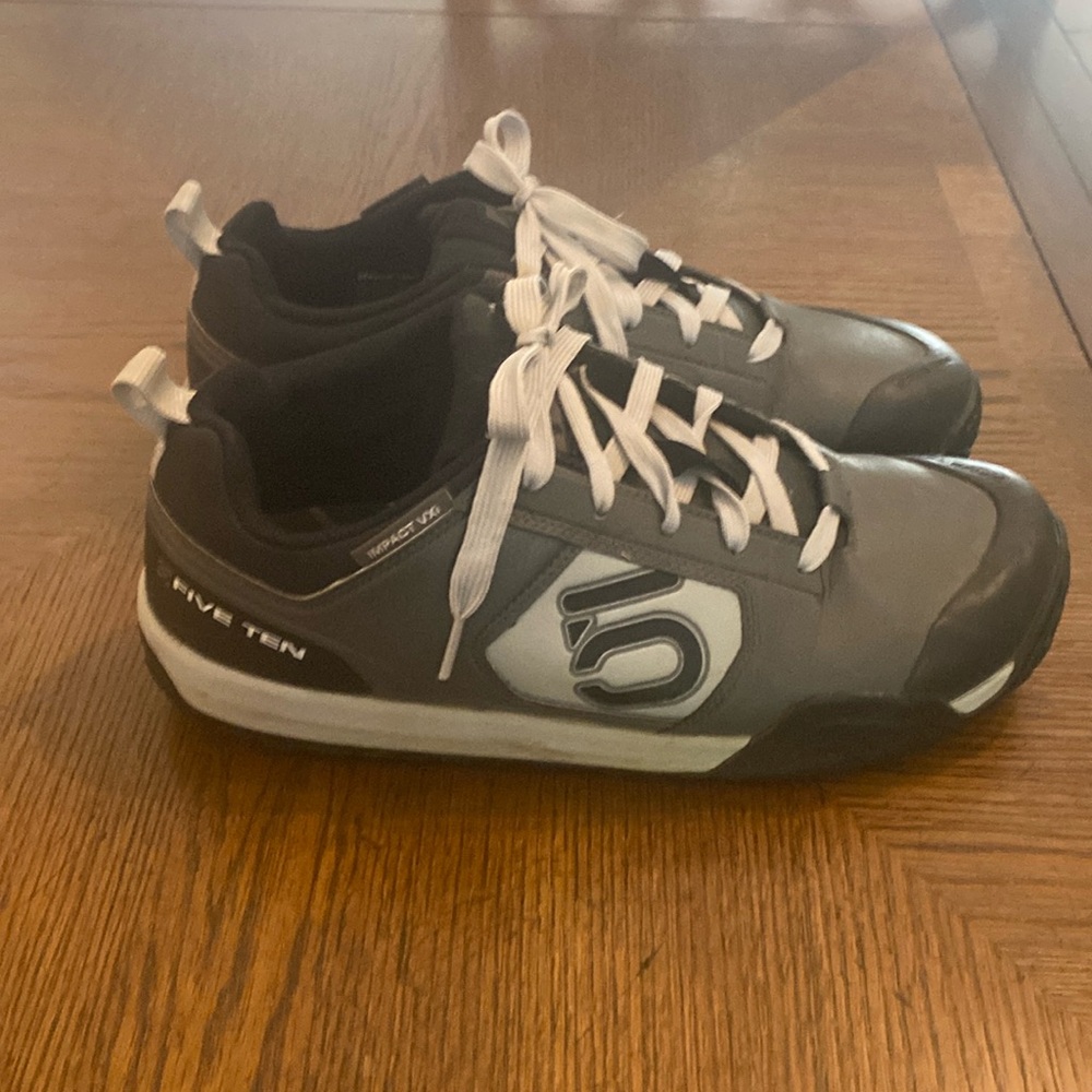 Five Ten men’s biking shoe. Size 11.